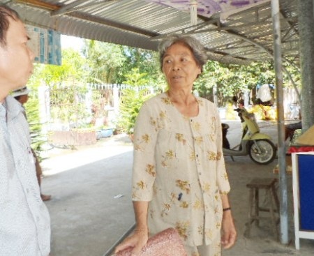Bà Nguyễn Thị Trừ cho rằng đất của bà nên bà lấy lại.