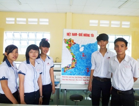 Nhóm học sinh Trường THPT An Lạc Thôn bên tấm bản đồ hướng về biển đảo quê hương.