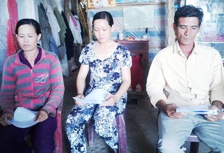 Sóc Trăng: Dấu hiệu chữ ký giả, tòa vẫn tuyên tước nhà cửa của hàng loạt hộ dân - 1 Một số hộ dân trong vụ việc tiếp xúc với PV