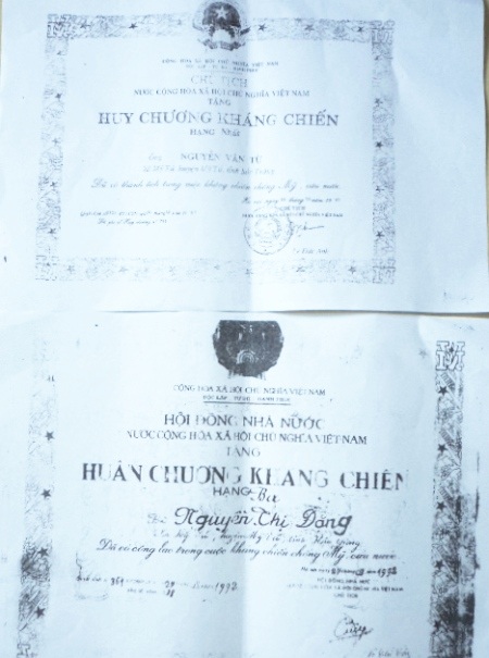 Tặng thưởng của Chủ tịch nước cho vợ chồng ông Từ.