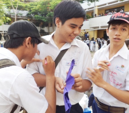 Bạn bè bịn rịn chia tay.