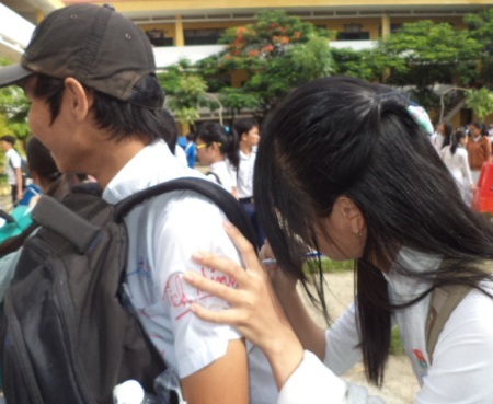 Bạn bè bịn rịn chia tay.