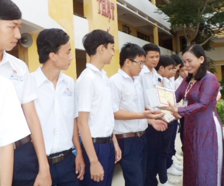 Nhà trường trao phần thưởng đến học sinh giỏi.