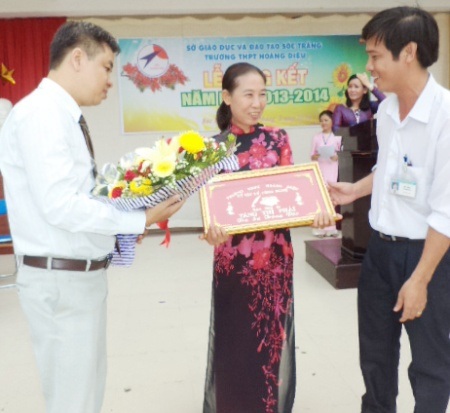 Xúc động chia tay cô giáo về hưu Tăng Thị Phải