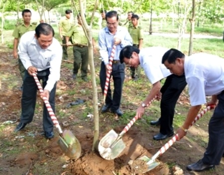 Lãnh đạo tỉnh, huyện phát động trồng cây nhân ngày sinh Bác Hồ. (Ảnh: CTTĐT tỉnh Bạc Liêu)