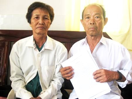 Chính quyền "tạo điều kiện" cho người xin đất bỗng trở thành chủ đất? - 1 Vợ chồng ông Nguyễn Văn Khuyến tiếp xúc với PV