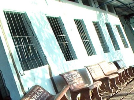 Sạt lở làm nghiêng khu vực bến xe huyện Năm Căn.