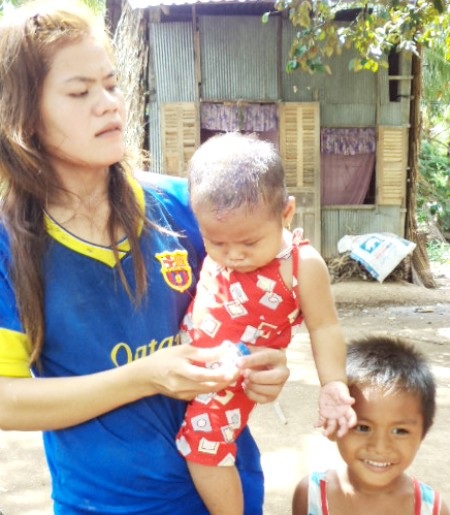 Vợ con Trần Hol vò võ trong căn nhà rách nát với bao tủi nhục khi Hol bị bắt oan.