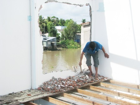 Vụ sạt lở khiến phần đất nhà sau bị ảnh hưởng nên hộ bà Châu đành cho phá nhà sau để an toàn.