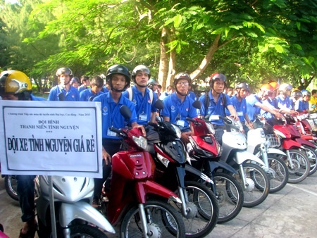Cần Thơ: Nhiều đội, nhóm tình nguyện viên tiếp sức, hỗ trợ thí sinh - 1 Đội xe ôm tình nguyện trong kỳ thi tuyển sinh năm 2013. (Ảnh: Huỳnh Hải)