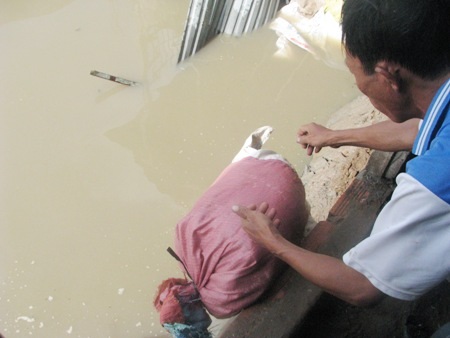 Vụ sạt lở khiến phần đất nhà sau bị ảnh hưởng nên hộ bà Châu đành cho phá nhà sau để an toàn.