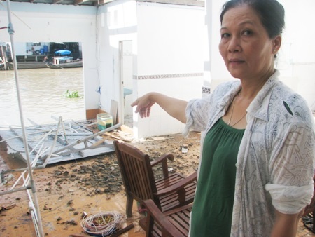 Bà Châu mất ăn mất ngủ vì vụ sạt lở gây thiệt thại nặng cho căn nhà.
