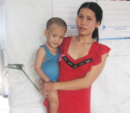 “Con chỉ mong một lần em con đứng dậy” - 3 Người mẹ này đã khóc hết nước mắt vì nhiều căn bệnh đang hành hạ con trai bé nhỏ của chị.