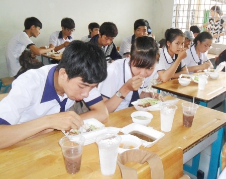 Nhiều suất cơm, chè miễn phí làm ấm lòng học trò nghèo.