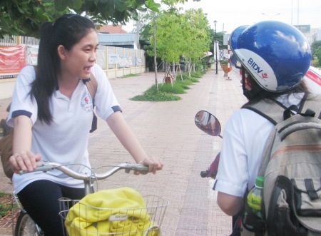 Biển đảo tiếp tục “nóng” trong đề thi Địa lý - 6 Thí sinh Bạc Liêu kết thúc môn thi Địa lý trong ɴâm trạng nhẹ nhõm. (Ảnh: Huỳnh Hải)