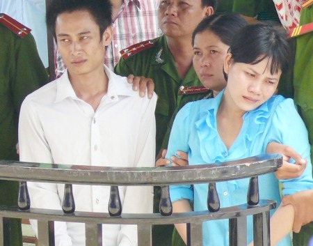 Vợ chồng Đương- Kiếm trước vành móng ngựa.