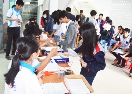 Thí sinh chỉnh sửa sai sót giấy báo dự thi. (Ảnh: Huỳnh Hải)