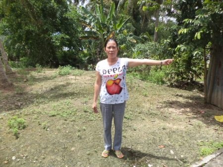 Bà Phạm Thị Năm trên phần đất tranh chấp.