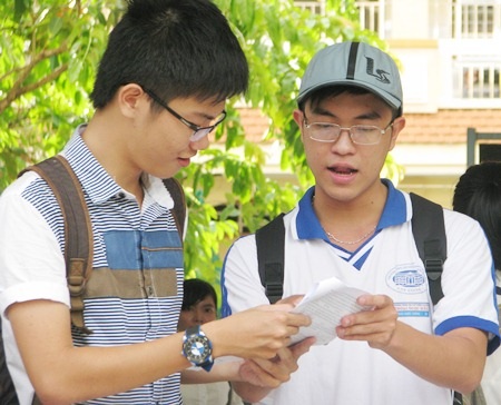 Thí sinh cùng so lại cách giải đề thi môn Vật lý. (Ảnh: Huỳnh Hải)