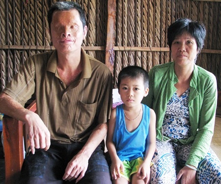 Cha mù, mẹ tật, bé 6 tuổi "gập ghềnh" đường đến trường - 5 Tương lai của cháu Thuật rất cần được các tấm lòng hảo tâm quan tâm, giúp đỡ. (Ảnh: Huỳnh Hải)