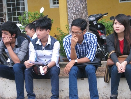 Thí sinh đến sớm chuẩn bị thi môn đầu tiên của đợt 2 - 8 Thí sinh đến sớm ngồi chờ đến giờ vào phòng thi. (Ảnh: Huỳnh Hải)