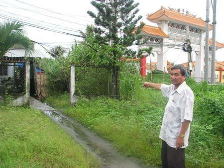 Khốn khổ sống giữa hai nghĩa trang - 1 Sơn trang tiên cảnh (phải) nằŭ cạnh nhà dân
