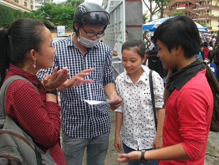 Đánh bắt hải sản ở Hoàng Sa, Trường Sa vào đề Địa lý - 13 Thí sinh cùnŧ người nhà trao đổi cách làm bài môn Địa lý. (Ảnh: Huỳnh Hải)