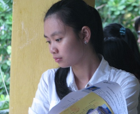 Chùm ảnh: Hồi hộp bước vào môn thi đầu tiên - 12 Nhiều tâm trạng với buổi thi đầu tiên đợt 2. (Ảnh: Huỳnh Hải)