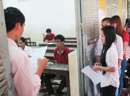 Chùm ảnh: Hồi hộp bước vào môn thi đầu tiên - 13 Thí sinh hồi hộp với môn thi đầu tiên. (Ảnh: Huỳnh Hải)