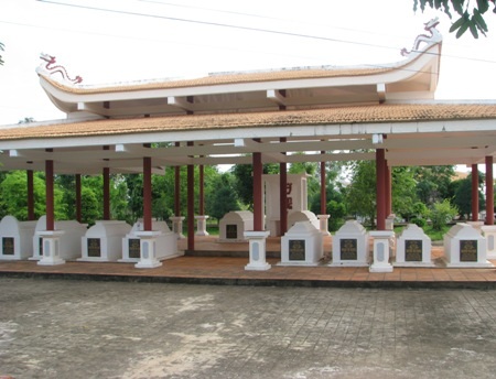 Về với di tích đồng Nọc Nạng - 8 Khu mộ gia đình ông Mười Chức ngay bên trong Khu di tích