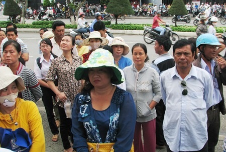 Cha mẹ sát bước bên con trong kỳ thi trọng đại - 5 Lo lắng ngóng con ngoài trường thi. (Ảnh: Huỳnh Hải)