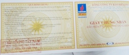Ấn chỉ bảo hiểm trong vụ hàng trăm người bị lừa được làm giả tinh vi - 2 Giấy chứng nhận bảo hiểm thật mẫu năm 2014 của Bảo hiểm PVI. (Ảnh: Huỳnh Hải)