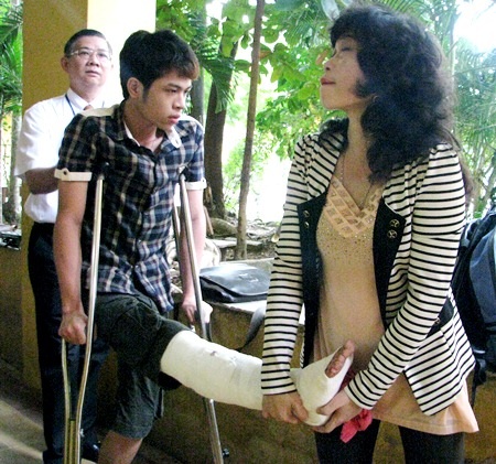 Lò cò một chân vẫn đến trường thi - 1 Ông Lưu Thanh Đức Hải - Trưởng điểm thi cùng người nhà đưa Khôi vào phòng thi.