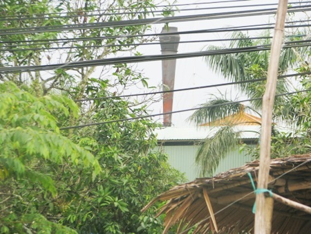 Khốn khổ sống giữa hai nghĩa trang: Cố gắng đền bù để sớm di dời dân - 1 Khốn khổ sống giữa hai nghĩa trang: Cố gắng đền bù để sớm di dời dân