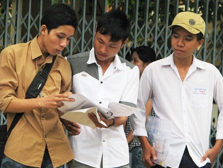 Thí sinh xem lại cách giải môn Sinh học. (Ảnh: Huỳnh Hải)