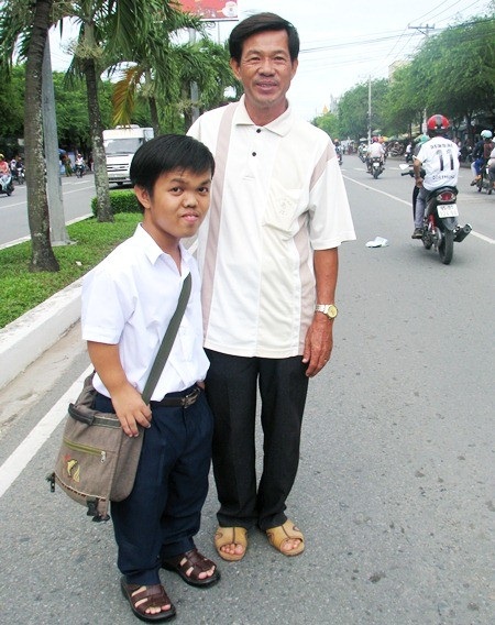 Nam sinh “tí hon” được cha dắt tay đi thi - 3 Sĩ tử tí hon Phạm Vủ Nhân và cha trên đường phố Cần Thơ.