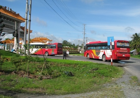 Khốn khổ sống giữa hai nghĩa trang: Cố gắng đền bù để sớm di dời dân - 2 Đoàn xe đưa tang chạy vào Sơn trang tiên cảnh sáng ngày 11/9. (Ảnh: Huỳnh Hải)