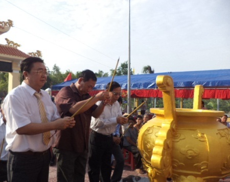 Lãnh đạo địa phương thắp hương tri ân cǡc anh hùng liệt sĩ.