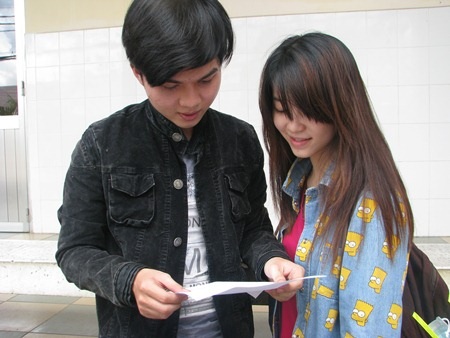 Than đề Toán khó, nhiều thí sinh ra sớm - 20 Cùng nhau xem lại cách làm bài môn Toán sau khi thi ra khỏi phòng thi. (Ảnh: Huỳnh Hải)