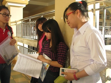 Chùm ảnh: Hồi hộp trước buổi thi đầu tiên - 20 Tranh thủ cùng xem lại bài. (Ảnh: Huỳnh Hải)