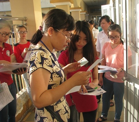 Chùm ảnh: Hồi hộp trước buổi thi đầu tiên - 21 Giám thị cụm thi Cần Thơ kiểm tra giấy tờ dự thi của thí sinh. (Ảnh: Huỳnh Hải)