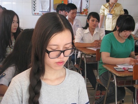 Chùm ảnh: Hồi hộp trước buổi thi đầu tiên - 22 Những nét mặt đầy tâm trạng của thí sinh trước khi làm bài môn thi đầu tiên. (Ảnh: Huỳnh Hải)