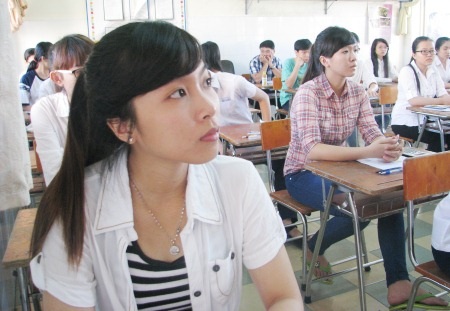 Chùm ảnh: Hồi hộp trước buổi thi đầu tiên - 23 Những nét mặt đầy tâm trạng của thí sinh trước khi làm bài môn thi đầu tiên. (Ảnh: Huỳnh Hải)