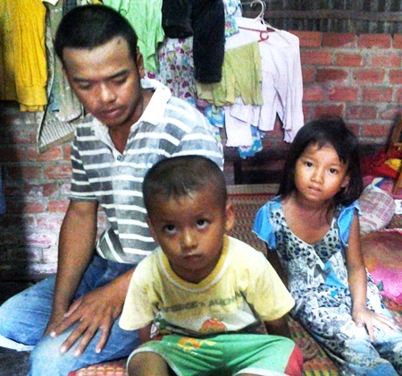 2 đứa trẻ "đói ăn, thiếu mặc" vì bố ung thư, mẹ bỏ đi biệt tích - 2 Anh Lê Văn Cần bị ung thư đại tràng hơn 1 năm nay, trong khi vợ anh bỏ đi để lại 2 con còn thơ dại.