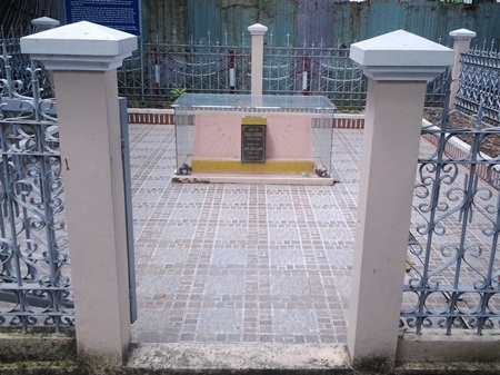 Đồng hồ đá nhìn từ ngoài cổng khuôn viên.