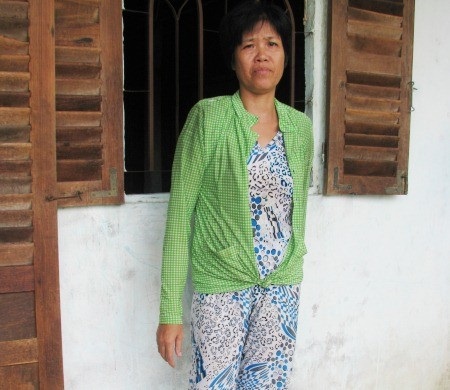 Cha mù, mẹ tật, bé 6 tuổi "gập ghềnh" đường đến trường - 2 Chị Hồng với di chứng da cam bị tật ở chân đi lại khó nhọc.
