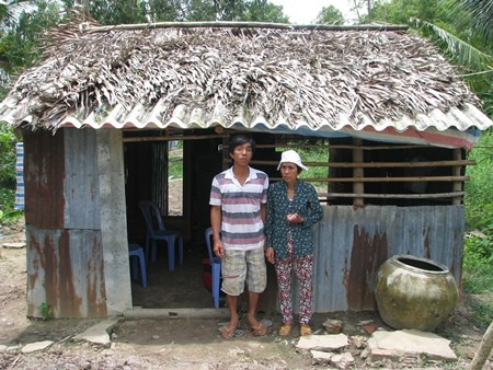 Cuộc sống tạm bợ của mẹ và con trong túp lều rách - 5 Anh Trần Quốc Cường bị mờ mắt bẩm sinh, thêm bệnh thần kinh tọa nên cũng chẳng được mạnh khỏe.