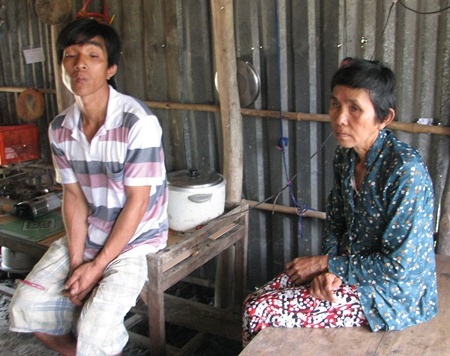Cuộc sống tạm bợ của mẹ và con trong túp lều rách - 1 Bà Nguyễn Thị Nga và con trai.