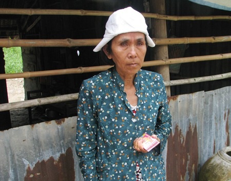 Cuộc sống tạm bợ của mẹ và con trong túp lều rách - 3 Đi bán vé số kiếm sống, bà Nga luôn đội mũ trên đầu như một cách che đi nỗi đau của mình.