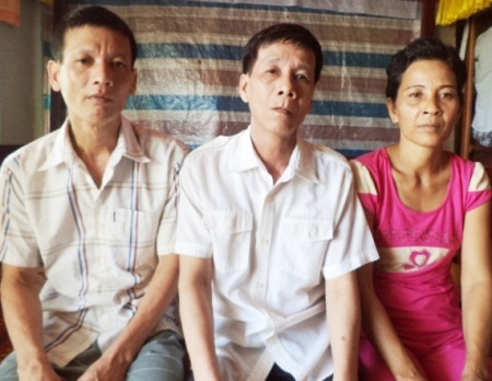 Lé (giữa) cùng vợ và em trai là Lến.